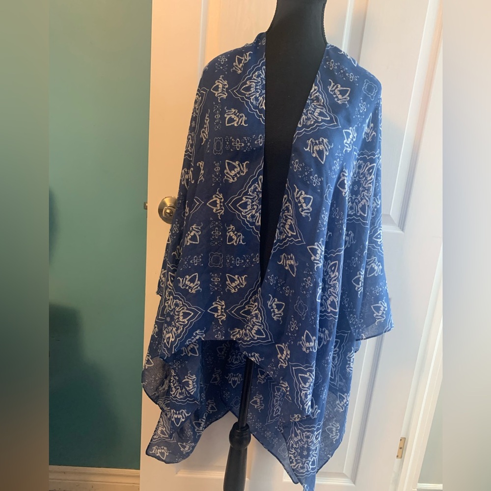 EDDIE BAUER Blue & White Patterned Women's Shawl/Scarf